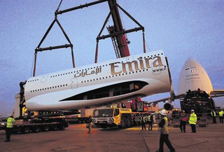 Illustration for article titled Biggest Airplane Model in the World Eaten by Biggest Cargo Aircraft